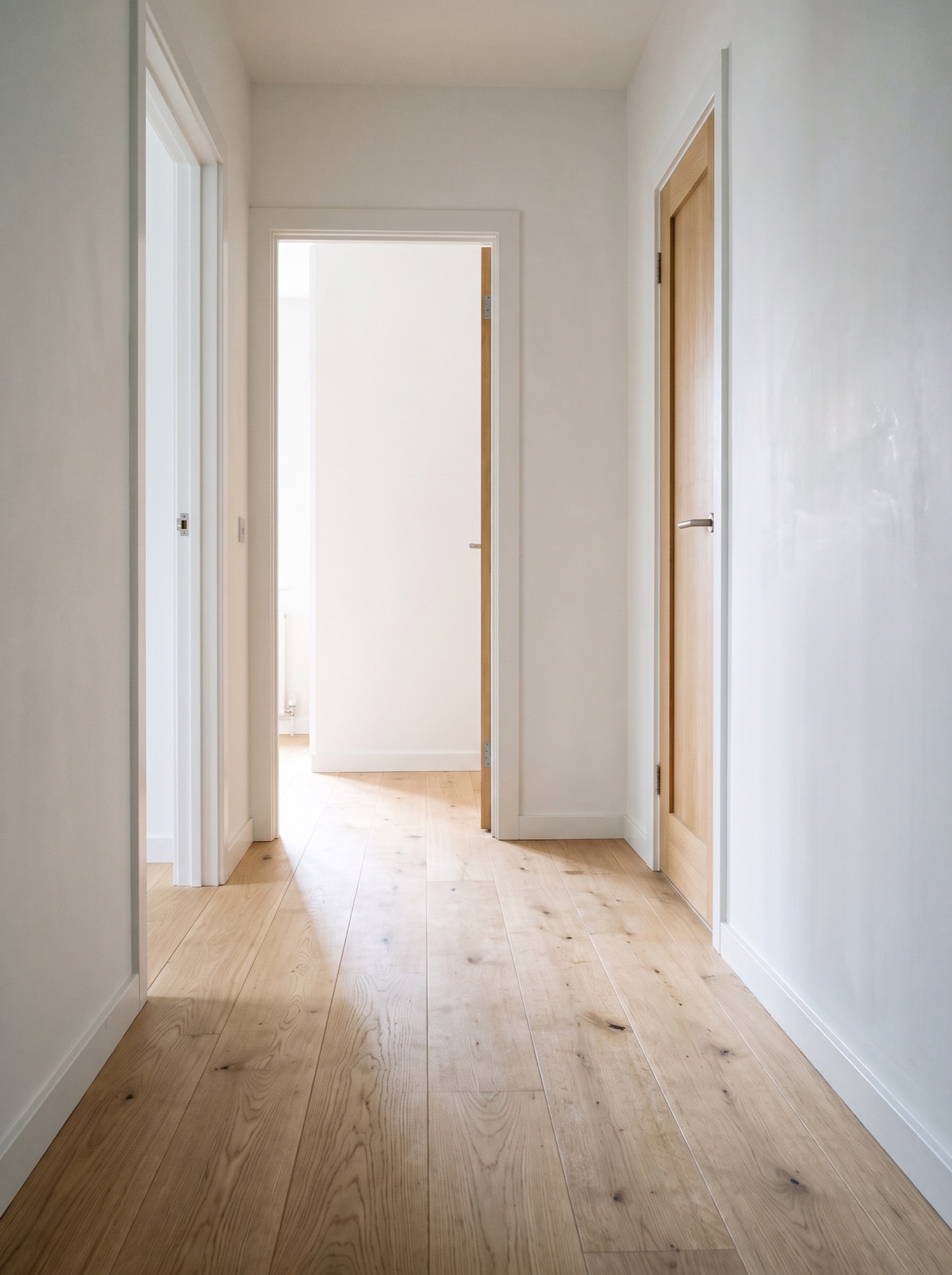 Nylagt ljust trägolv i en hall